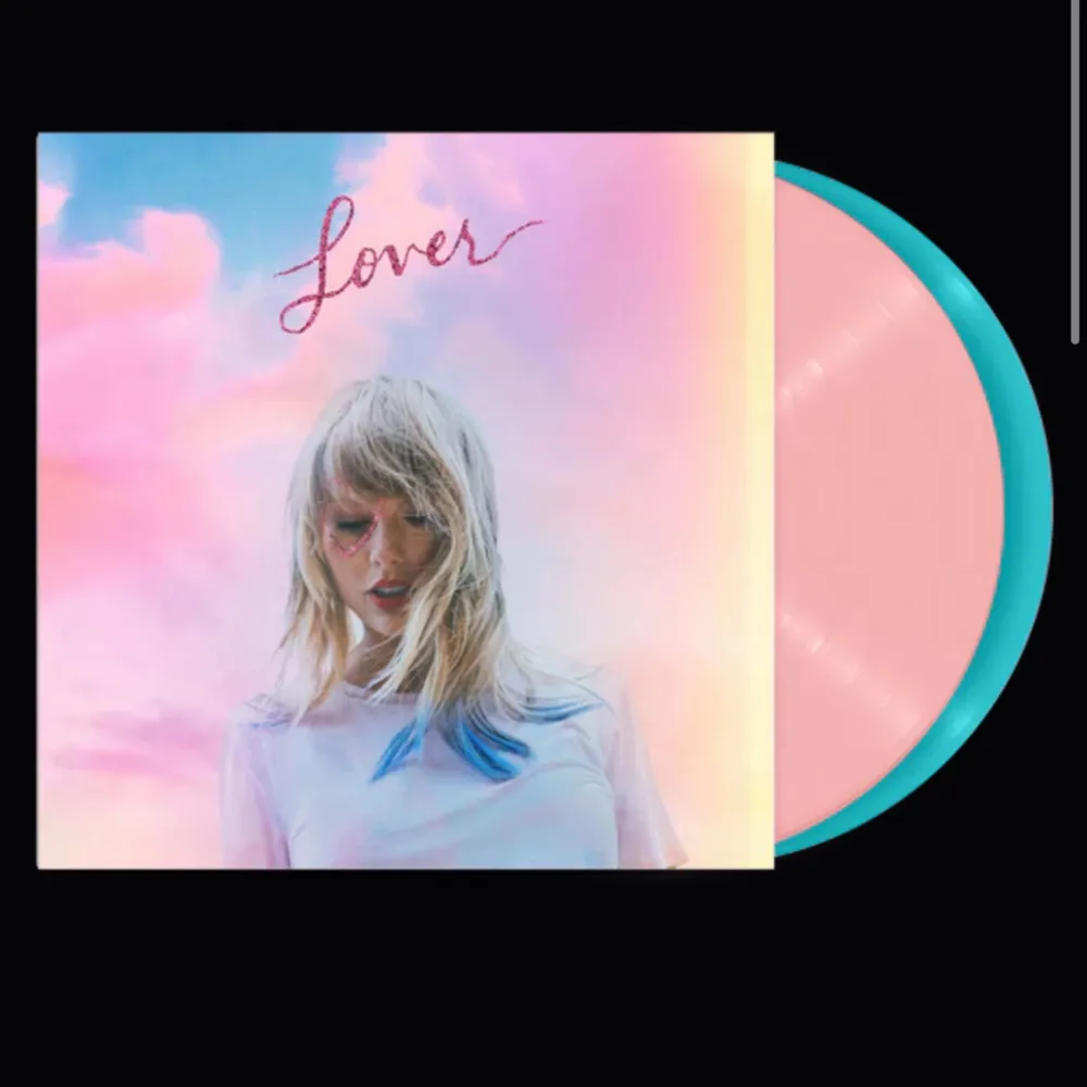 Jag söker en Taylor Swift Lover Vinyl i bra skick, om du har en som du kan sälja till mig skriv till mig så kan vi diskutera pris.. Övrigt.