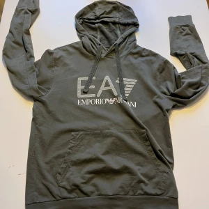 Armani tröja - Denna tröja är väldigt Fräsch och stilig och är i bra skick👋