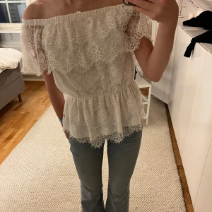 Spets topp - Festlig topp med spets, superfint skick! Från Gina💕 Storlek M men passar även mig som xs/s