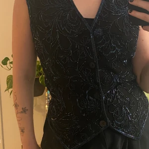 Broderad väst - Cool pärl-broderad väst! Vet inte märke eller vilken storlek det ska vara, men skulle säga typ L.   OBS: Kommer vara bortrest en del under sommaren så är inte alltid tillgänglig att posta/skicka fler bilder direkt. Går bra att skriva/köpa ändå. 