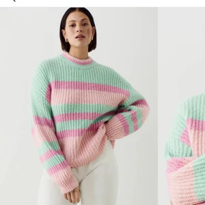 Stickad tröja - Stickad tröja som inte går att köpa längre. Knappt använd då den inte passade mig. Perfekt färger nu till sommaren och fin till sommar kvällar. Inte stickig!