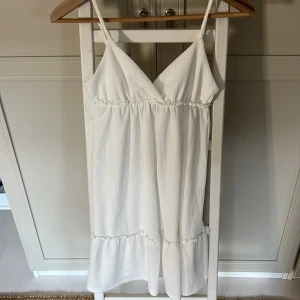 Klänning - Säljer denna klänning för den börjar bli för liten💕 använt den en gång. Finns inga skador☺️