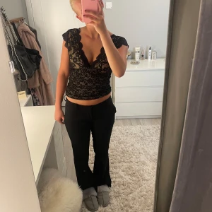 Spets topp - Säljer denna snygga spets topp. Nyligen köpt på Plick men säljer då jag inte tror den kommer komma till andvändning. Köpt för 199kr❤️❤️