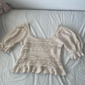 stickad tröja - fin stickad tröja i 100% bomull från zara💛 färgen är typ vaniljvit :) storlek S men passar även M! kontakta mig om du undrar något annars använd köp nu!💛