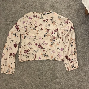 Blommig blus. - Ärvd jätte fin blus från bil bok, har själv aldrig använt den. Har ej sätt några frakturer. 