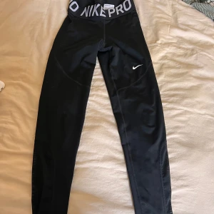 Nike träningsbyxor - Nike träningsbyxor i storlek xs🥰 nypris 449