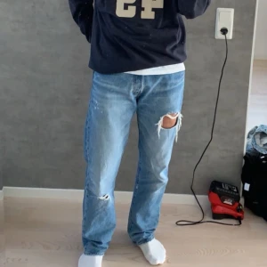 Levi’s Jeans - Ett par snygga jeans från levis. Rak passform. Modell: 501 '93. Strl 31/32. 100% bomull. 9/10 skick. Kan mötas upp i ronneby/karlskrona, skriv meddelande isåfall.