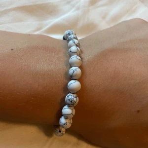 Armband - Säljer nu detta snygga armband, nästan aldrig använd, skriv för de minsta lilla 😇🇮🇹