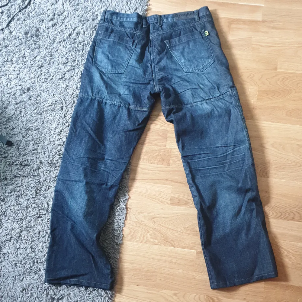 Coola mörkblåa doubleknee jeans.. Jeans & Byxor.