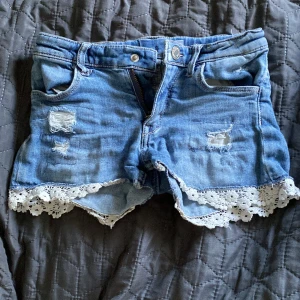 Jeans shorts  - Jätte söta jeansshorts som tyvärr är för små för mig🥲