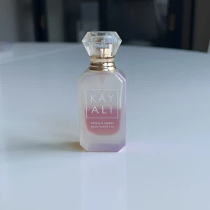 kayali parfym vanilla candy rock sugar 42 - super somrig parfym ifrån kayali, väl använd och har ungefär hälften av produkten kvar!! skriv om du har frågor <3