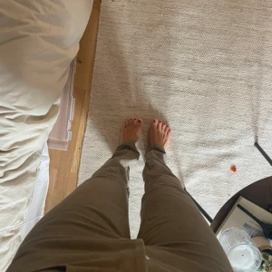 Beige byxor från Josefine HJ - Ett par gröna jeans från NA-KD x Josefine HJ. Byxorna har en normal passform och är midwaist med raka och långa i benen.