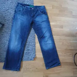 Jeans med najs fade och coola detaljer. De är i bra skicka med lite slitna längst ner.