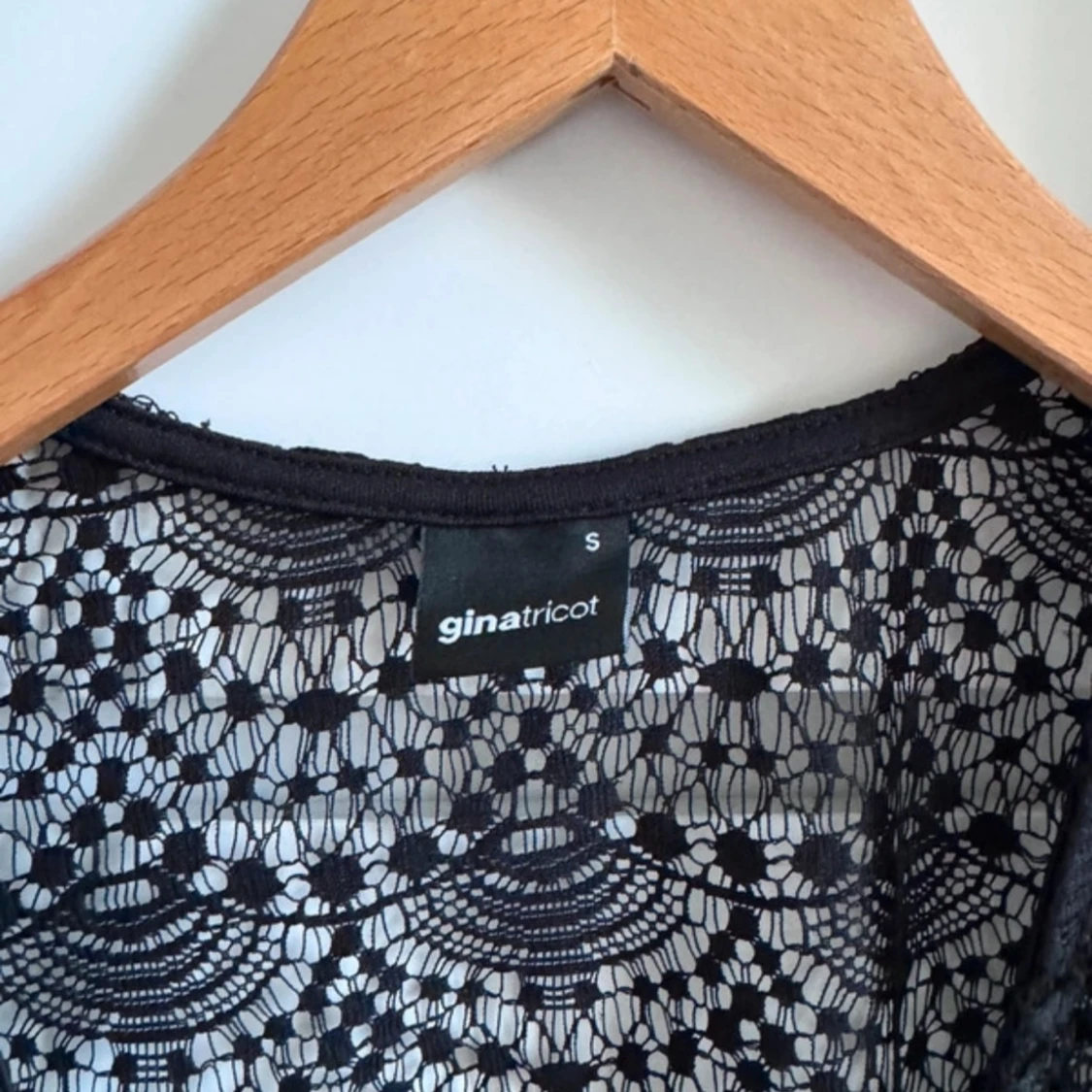 Genomskinlig tröja i spets - Gina Tricot - Storlek S - 90