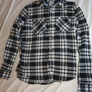 Vailent Clothing Skjorta/Flanell - Garderob rensning! En snygg vailent clothing skjorta/flanell, knappt använd