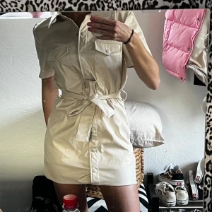 Klänning  - Jätte cool och unik skinnklänning🤗🩷 storlek xs men skulle säga att den är rätt stor i storleken så passar även S en liten M