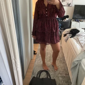 Snygg klänning zara  - I storlek L. Passar nog M också, jätte snygg cool klänning med leopard mönster/prickar. Använt en del, men ändå fint skick! 