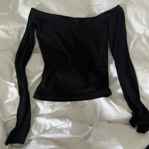 Off shoulder topp - Snygg off shoulder topp, använd fåtal gånger💕