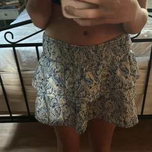 Volang kjol - Blå/vit volangkjol från Gina💕 perfekt till sommaren, säljer pga att den inte kommer till användning. Bra skick, använd 1-2 gånger. Passar perfekt för mig som brukar ha S/XS i kjolar❤️, finns inte att köpa längre💗
