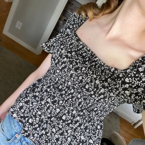 Supersöt topp💘 - Säljer en superfin topp från HM i storlek S❤️ Kommer inte till användning längre.✨ Säljer för 100kr🤍