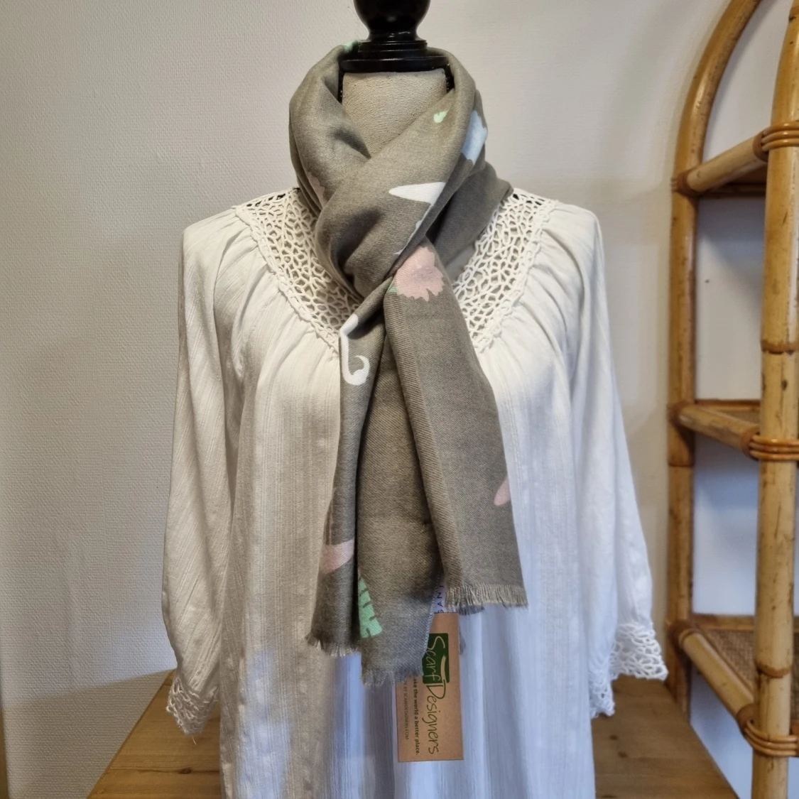 Grå halsduk med flamingomönster