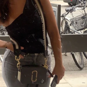 Marc Jacob väska  - Marc Jacob väska säljes, dustbag samt kvitto medföljer. Däremot har den rostat på märket och andra ställen, därav priset. Skriv vid frågor eller intresse ❤️