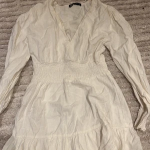 zara klänning - jättefin zara klänning som inte kommer till så mycket användning❤️ storlek m men passar absolut mig med s också