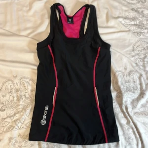 Tajt tränningstopp - En supersnygg och åtsittande tajt träningstopp från skins i stolen M (men den känns mer som S) 💗