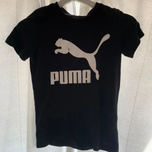 Puma T-shirt - Använd ett fåtal gånger. Storlek 140 men passar mig som XS. Kan lämnas/hämtas i Karlskrona beroende på ställe!