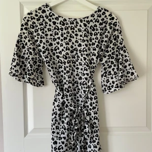 Klänning - Leopardmönstrad svartvit miniklänning med snörning i midjan. Storlek 36, normal i storleken. 