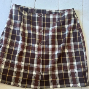 Kjol - Fin brun kjol som passar till allt. Använd inga gånger.