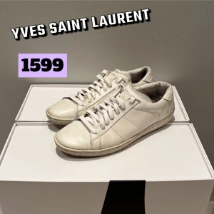 Yves Saint Laurent SL/01 sneakers - Riktigt snygga och lowkey Saint Laurent skor. Skick 7/10, täcken på användning så som skrynklingar och små missfärgningar. Annars väldigt fräscha till sommaren/höst! Nypris runt 8000kr, mitt pris - 1899kr. Originell låda medföljer ej.