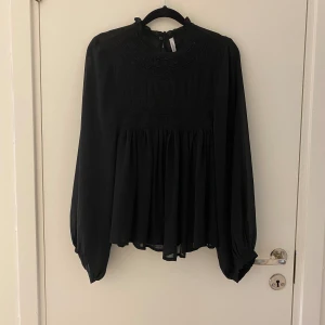 Svart blus - Säljer min svarta genomskinliga blus från mango i storlek s, den är i fint skick och har ingen form av slitage. Den har en typ av ”textur” eller vad man ska kalla det vid bröstet. Pris kan diskuteras 💗