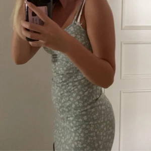 Klänning  - Fin blommig klänning i storlek XS från bubbleroom