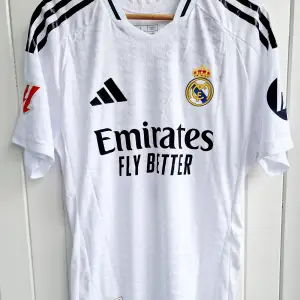 Säljer Real Madrids matchtröja för kommande säsong 2024/25 med Mbappe på ryggen. Tröjan är en reprint i nyskick med emblem och patchar av högsta kvalité. Tröjan är en player version. Tajt i storleken. Finns i valfri storlek.
