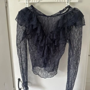 Spetstopp  - Använd bara någon enstaka gång. Har ett litet hål vid armhålan men syns inte (kolla bild 2). 