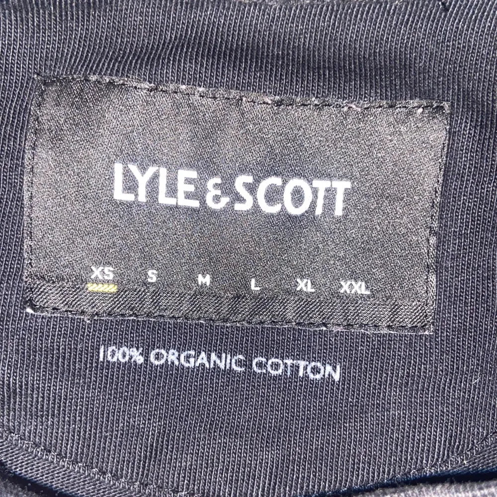 Jättefin lyle&scott t-shrit. Säljer bara för att den ligger bara i min garderob. Den är xs men kan sitta bra på en s och M. Pris kan som vanligt diskuteras. Skicka bara bud så svarar jag så snabbt som möjligt.💖. T-shirts.