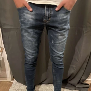 Jeans  - Säljer nu dessa jeans med slitningar. Hör av er vid frågor eller funderingar. 