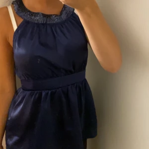 Fin blus 💙 - En fin mörkblå blus i storlek 34 men jag upplever den mindre i storleken💙  