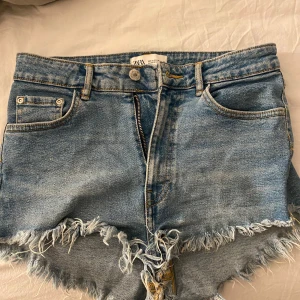 Zara shorts 💗 - Jättefina shorts från zara i storlek 38 i fint skick, finns inte kvar i butik🤍  