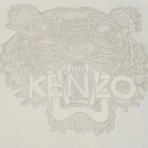 🎀Kenzo tröja🎀 - Vit Kenzo tröja med underbar passform till kroppen, formar sig fint samtidigt som tröjan behåller längden! Tröjan är i storlek Xl men sitter underbart fint på mig som är en S och är den ”perfekta hoodien” Den är även i bra skick, o bra kvalitet✨
