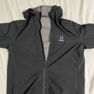 Haglöfs Jacka - Storlek M Färg Svart Skick 9/10 Mycket fin regnjacka som knappt blivit använd.