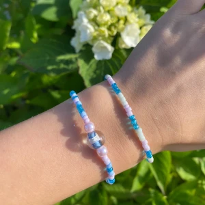 Armband - Två handgjorda pärlarmband 💙🩵de är stretchiga i storleken. 