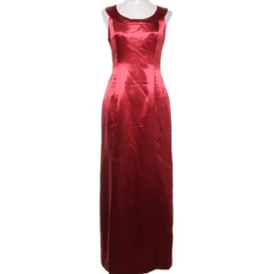 Röd klänning - Fin klänning från Ann Green. Den har fått en liten skada på bandet i bak så därav det låga priset 