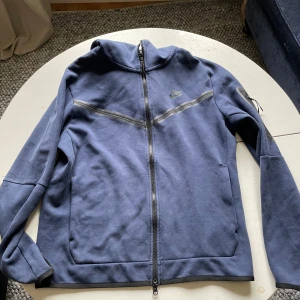 Nike tech fleece  - Mörkblå Nike tröja den har gått sönder vid fickan men går att laga 