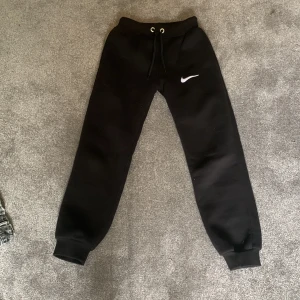 Mjukis byxor  - Säljer svarta mjukis byxor. Säljer då de e för små. Säljer för 90 kronor. Frakt 15. 💗