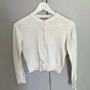 Kofta - Kofta i fint skick, nästintill aldrig använd. Säljes endast då den inte kommer till användning. Köparen står för frakten!