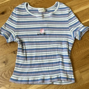 Tjöja - En super fin tröja som är lite cropped. Alldrig varit använd.