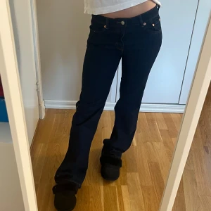 Blåa bootcut jeans - Säljer mina oanvända jeans. Det är ett par mörkblå bootcut jeans men as snygga fickor. De har tyvärr aldrig kommit till användning och därav säljer jag de🩷