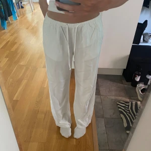Linnebyxor  - Jättefina linnebyxor från Gina! Nervikta och sydda längst ner för att göra de längre (ser jättebra ut) och passar perfekt på mig som är 170 cm. Jättefint skick, tryck gärna på köp nu!